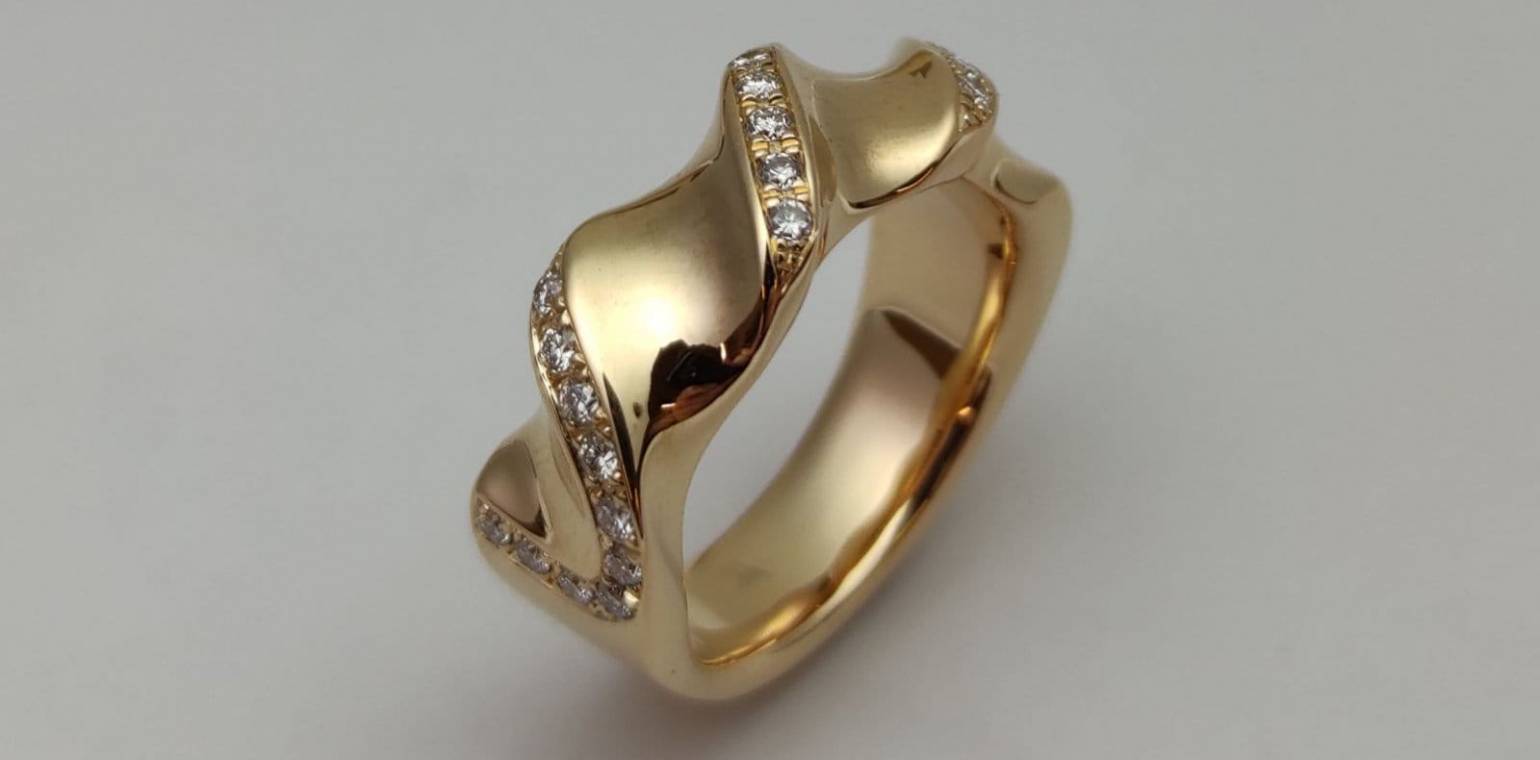 Aus unserer MiS Kollektion. Damenring in Gelb oder Weissgold massiv mit Brillanten