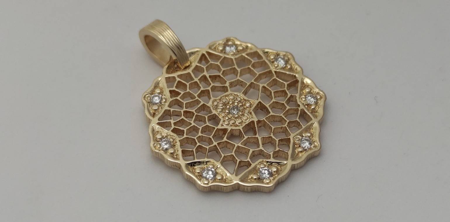 Aus unserer MiS Kollektion – Anhänger Gelbgold 750 von Hand ausgesägt mit Brillanten 0.18ct.  CHF 2970.-