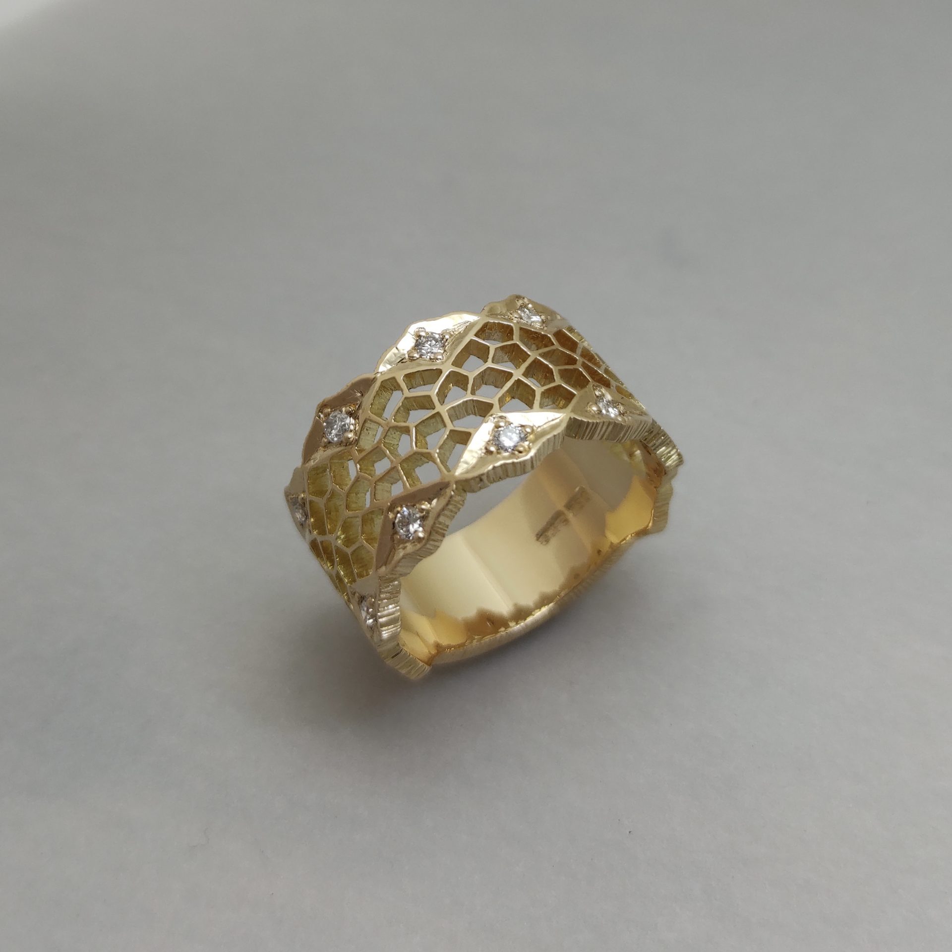 Ring Gelbgold 750 von Hand ausgesägt mit Brillanten 0.16ct. H si  CHF 3970.-